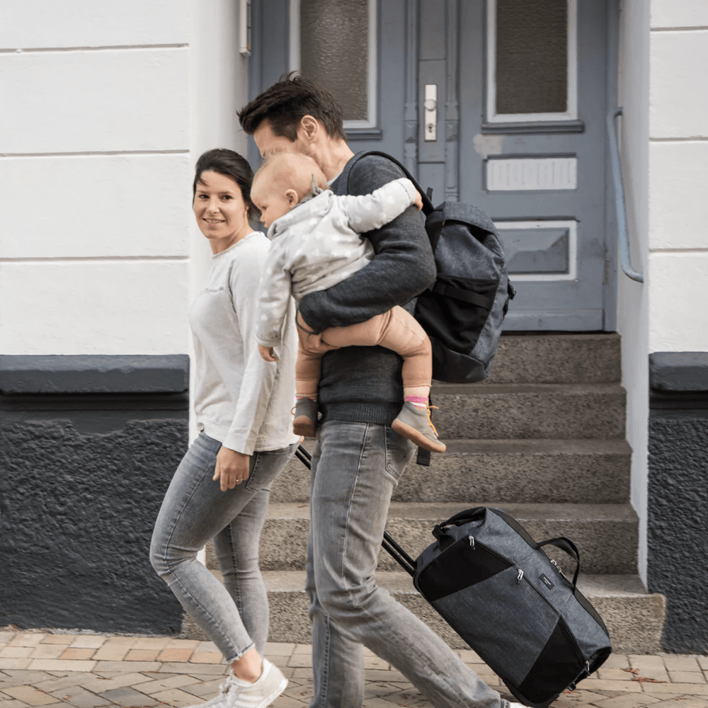 Family-Using-Storksak-Eco-Cobin-Bag-Naked-Baby-Eco-Boutique